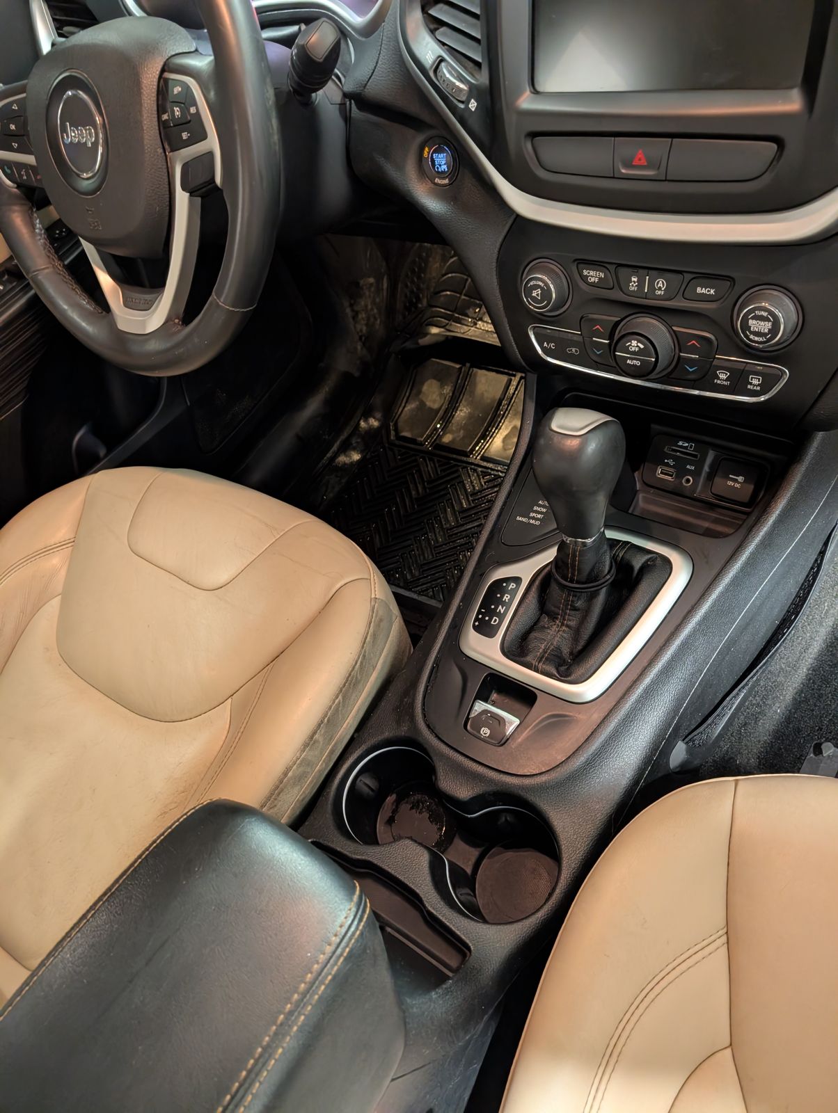 Jeep tan leather seats and console cleaned and conditioned during interior detailing in Newark, Ohio